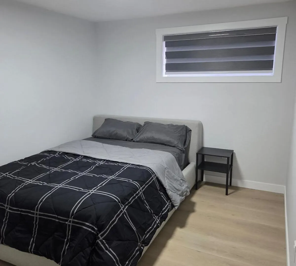 Spacious 2 Bedrooms Bsmt Suite Edmonton 0*,  Kanada